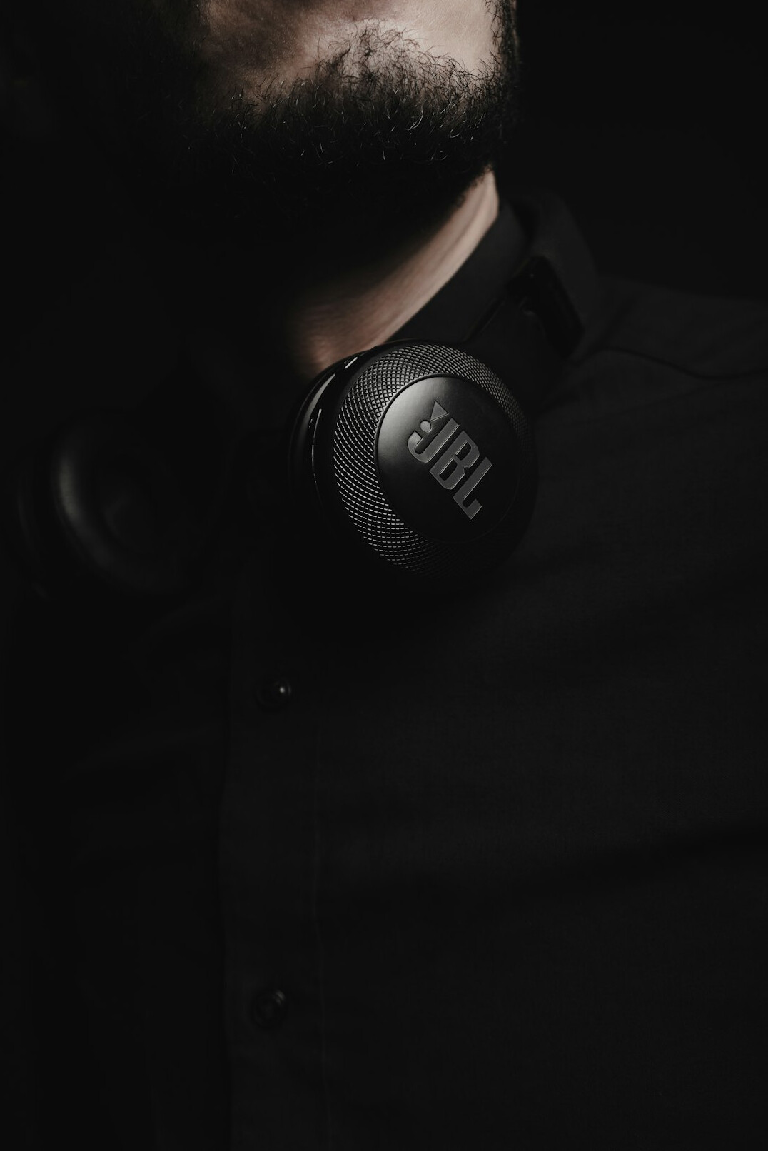 Portrait d'un designer sonore suisse avec un casque audio