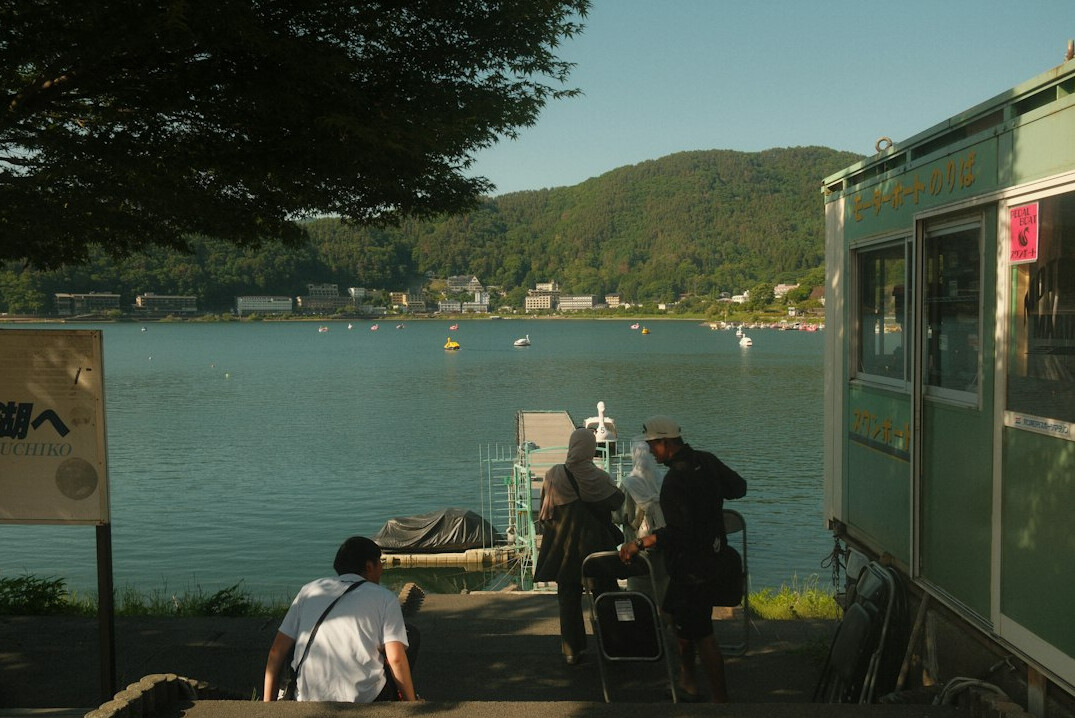 Petite équipe de tournage filmant en extérieur près du lac Léman