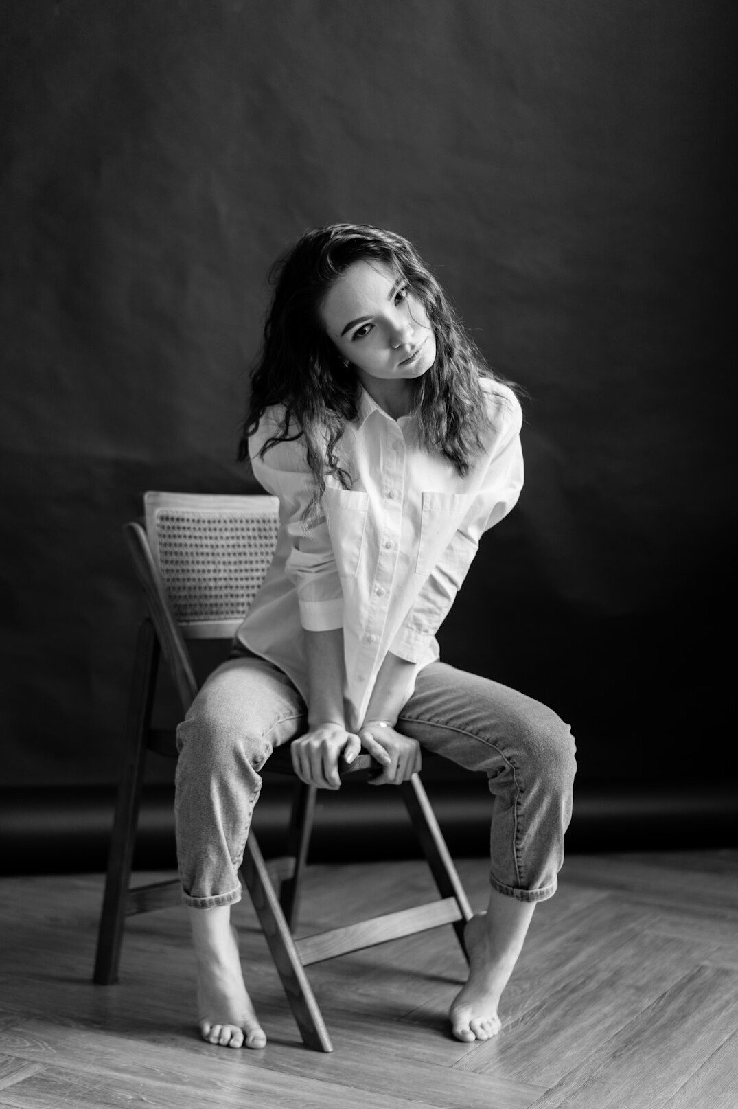 Portrait en studio d'une monteuse romande souriante
