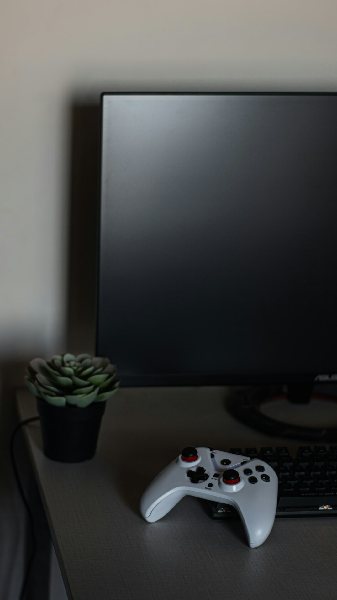 Gros plan d'une console d'étalonnage et d'un moniteur